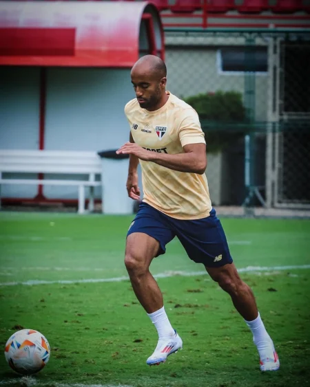 Lucas analisa adversário do São Paulo e prevê festa no Morumbis: Libertadores é mais especial