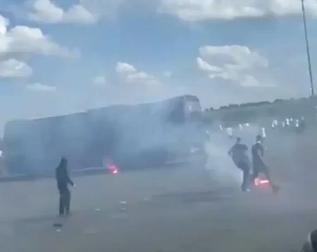 Lyon x PSG: torcedores brigam e incendeiam ônibus antes da final - incidente choca fãs de futebol