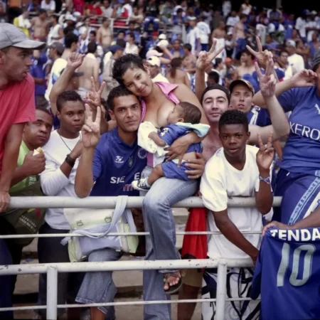 Mãe viraliza amamentando no Mineirão durante jogo do Cruzeiro