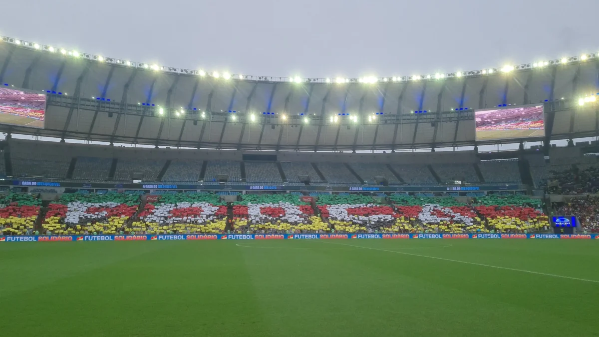 Mosaico do Futebol Solidário feito pela torcida do Botafogo no Maracanã