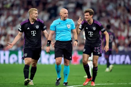 Müller critica arbitragem em jogo entre Real Madrid e Bayern e aponta recorrência de decisões favoráveis em Madri.