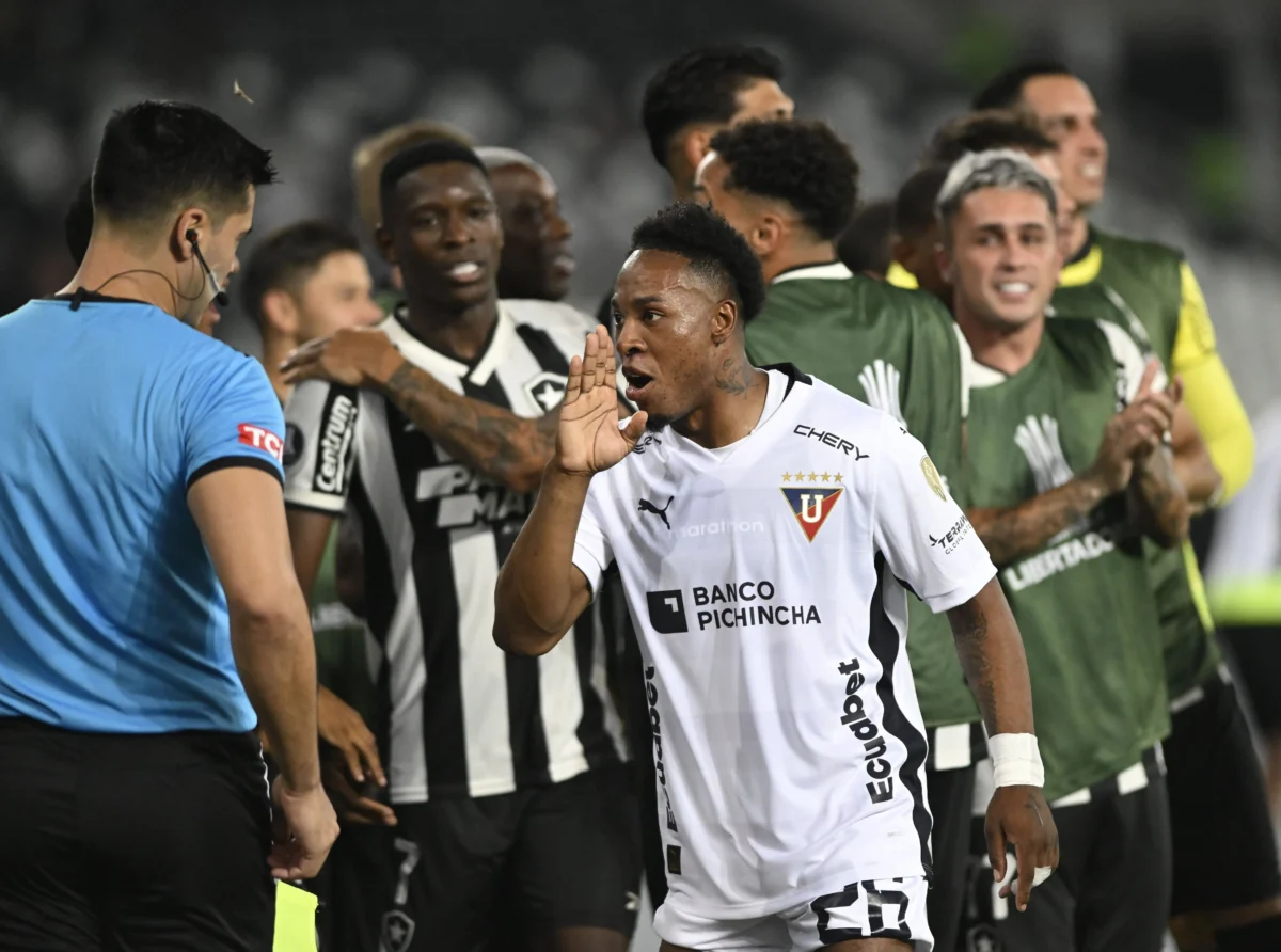 PC de Oliveira elogia decisão do árbitro em anular gol da LDU contra o Botafogo