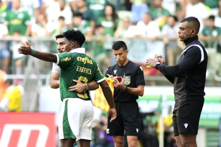 Palmeiras busca retomar eficiência no ataque após início irregular no Brasileirão sob comando de Abel.