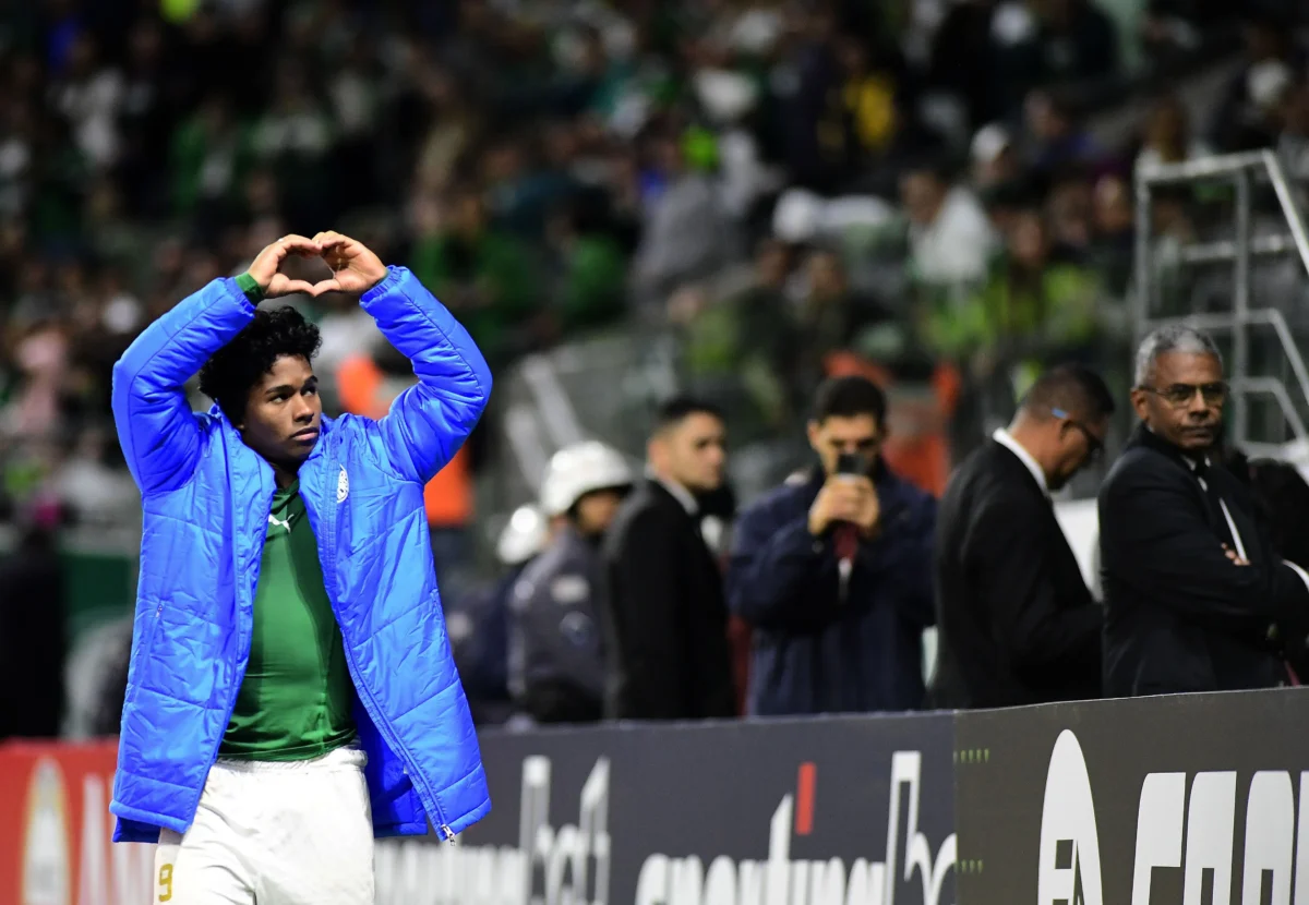 Palmeiras perde liderança e vive noite sonhada com despedida de Endrick pelas oitavas da Libertadores