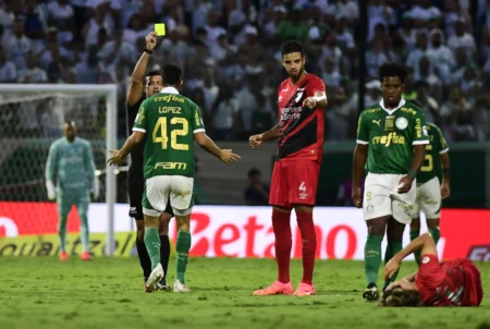 Palmeiras perde técnico, auxiliares e atletas por suspensão no Campeonato Brasileiro