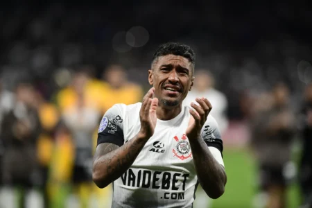 Paulinho é homenageado pelo elenco e se emociona em despedida do Corinthians