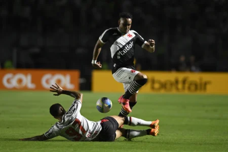 Payet comemora parceria com Vegetti e destaca importância do Vasco em fechar jogos