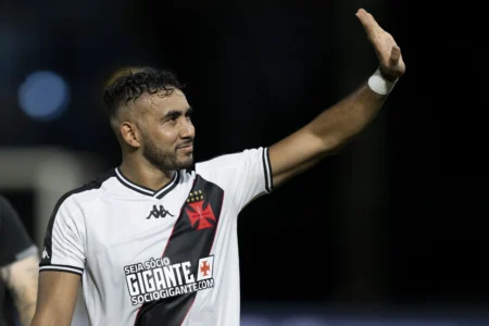 Payet em São Januário: Vasco aposta na volta do camisa 10 com bons números no estádio