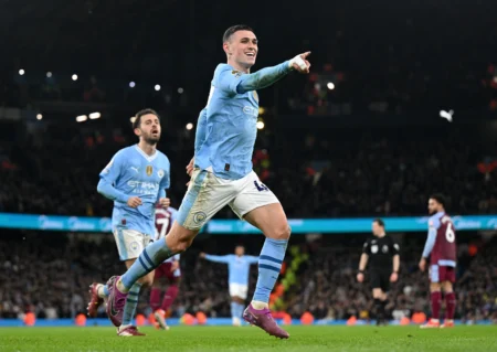 Phil Foden ganha prêmio no Manchester City e Guardiola elogia sua compreensão do jogo