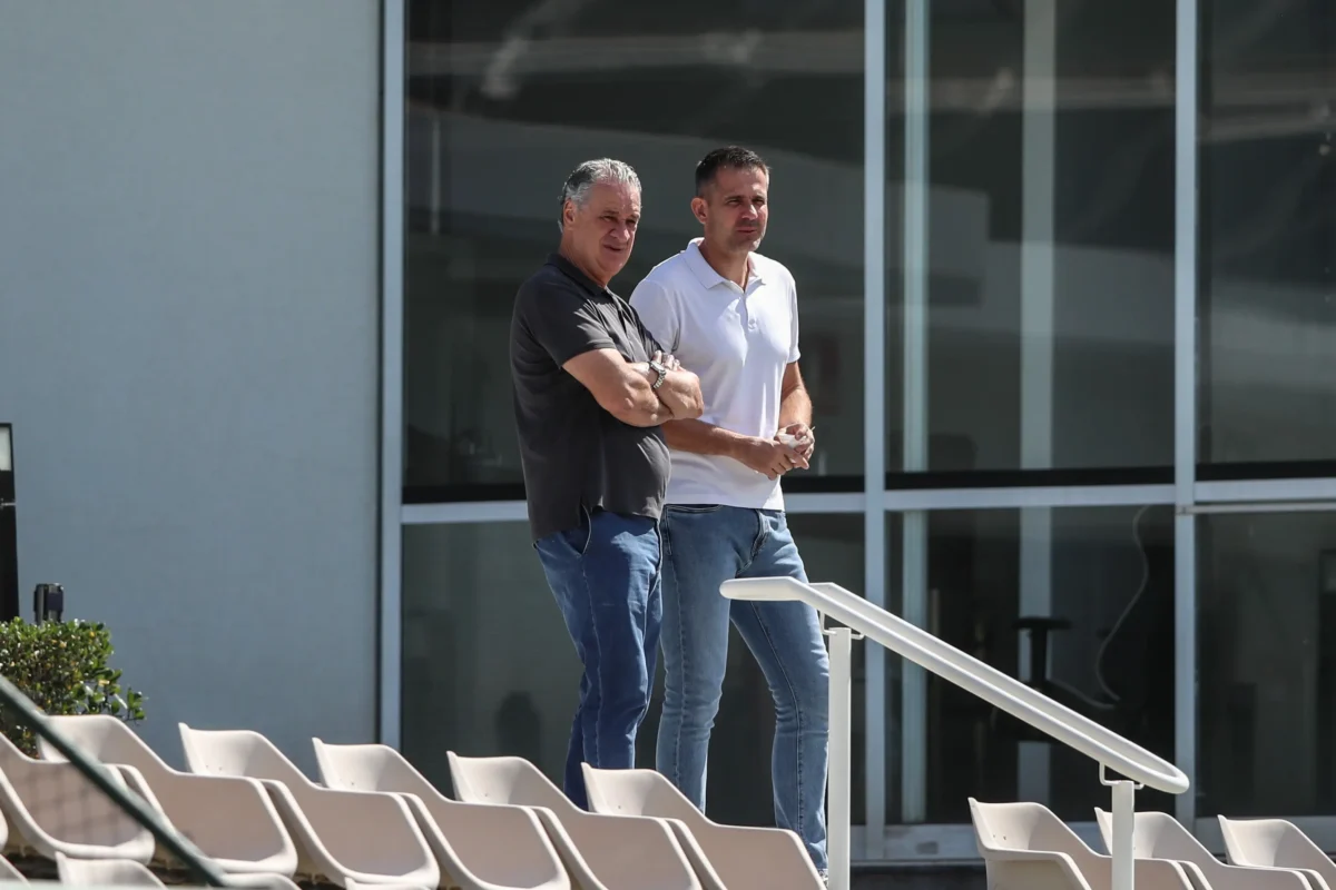 Presidente do Atlético-MG se reúne com Ciga e Victor Bagy durante treino na Cidade do Galo