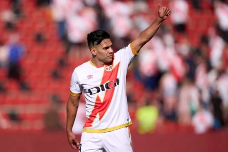 Radamel Falcao anuncia saída do Rayo Vallecano e se torna jogador livre no mercado