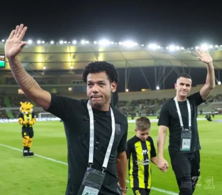 Romarinho e Grohe são homenageados em despedida no Al-Ittihad: veja a homenagem emocionante.