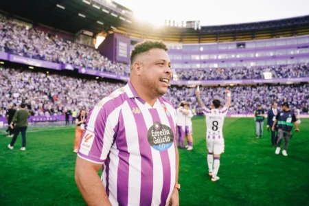 Ronaldo celebra o retorno do Valladolid à La Liga