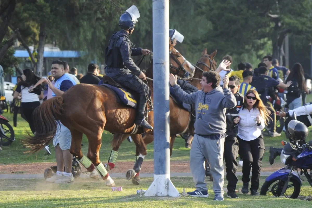 Rosario Central x Atlético-MG: Torcedores argentinos entram em confronto com a polícia durante jogo no estádio