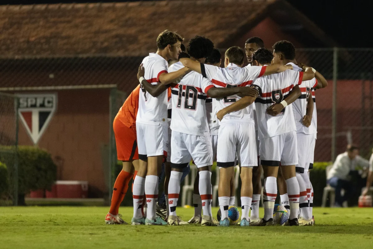 São Paulo sofre virada e chega a 30 gols sofridos em oito jogos no Brasileiro sub-20: números preocupantes!