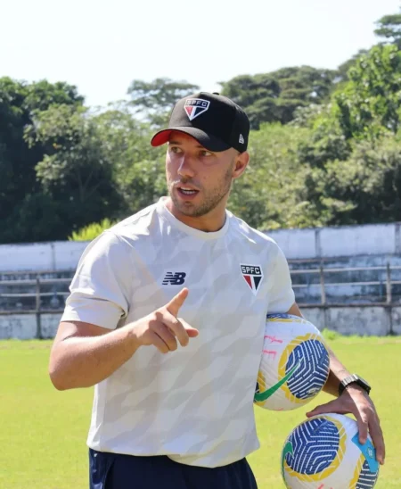 São Paulo troca técnicos na base sub-20 em meio a crise no time juvenil.