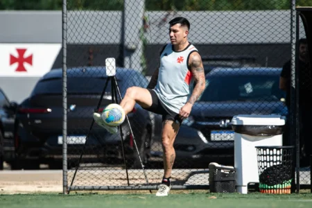 Sem jogar há um mês, Medel avalia deixar o Vasco na segunda janela de transferências