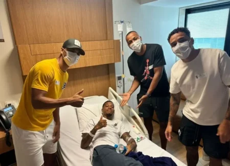 Tchê Tchê é liberado do hospital após passar por cirurgia no Botafogo