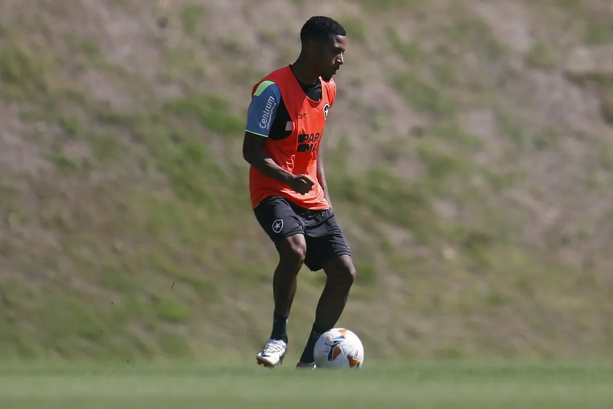 Tchê Tchê volta a treinar, recebe alta e reforça o Botafogo na Libertadores