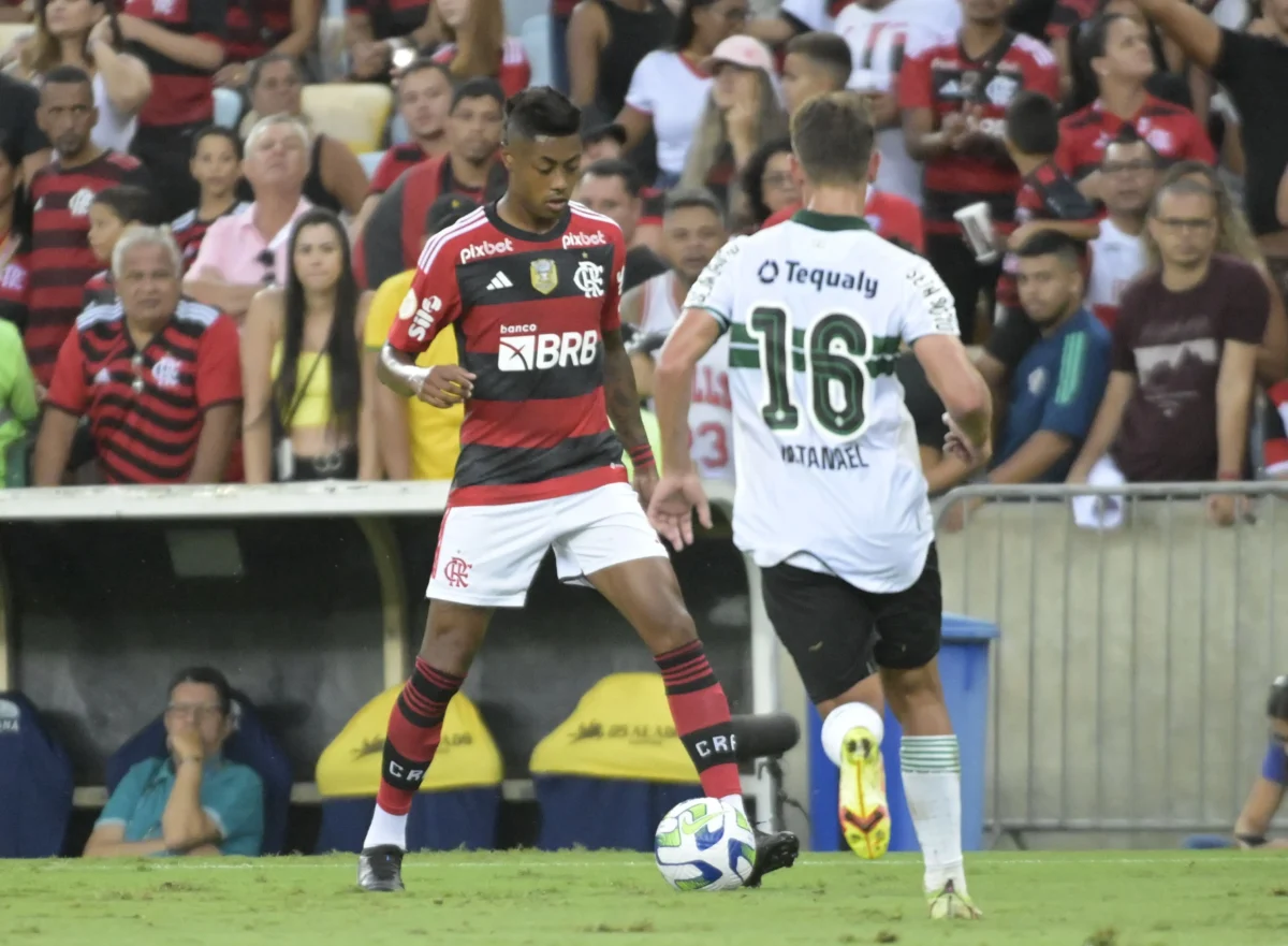 Tite elogia desempenho do Flamengo no segundo tempo e critica estado do gramado da Arena da Amazônia