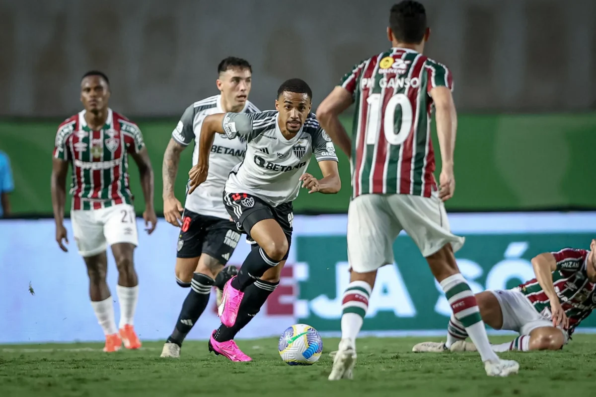 Titular no Atlético-MG, Rômulo cita ídolos e revela emoção da família com estreia no time.