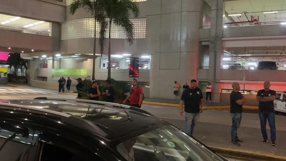 Torcedores protestam no Ninho do Urubu antes do treino do Flamengo