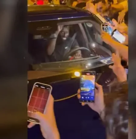 Torcida do Real Madrid se aglomera para saudar carro de Rüdiger e zagueiro comemora na rua; confira as imagens.