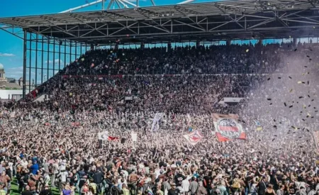 Torcidas de St. Pauli e Holstein Kiel comemoram acesso à Bundesliga com invasão de campo