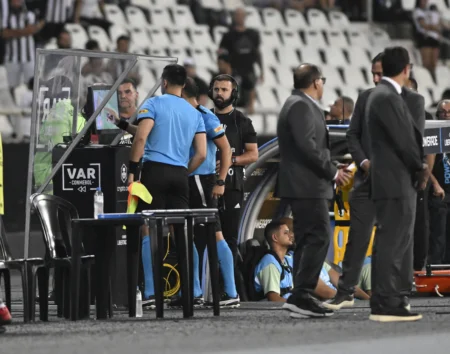 VAR demora 10 minutos para anular gol da LDU contra o Botafogo na Libertadores