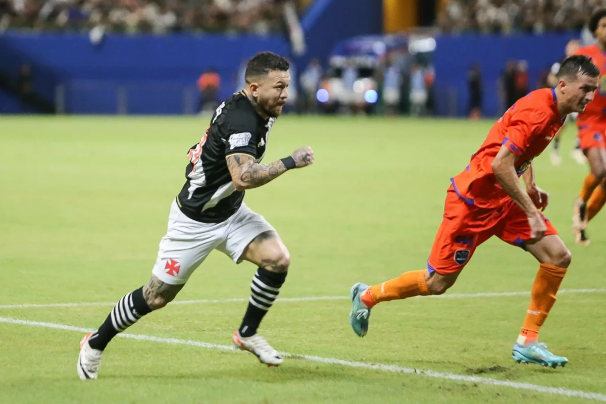 Vasco x Fortaleza: Rossi está fora do jogo devido a incômodo na coxa