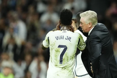 Vini Jr. revela dificuldade em se adaptar a nova tática de Ancelotti: "Eu não queria"