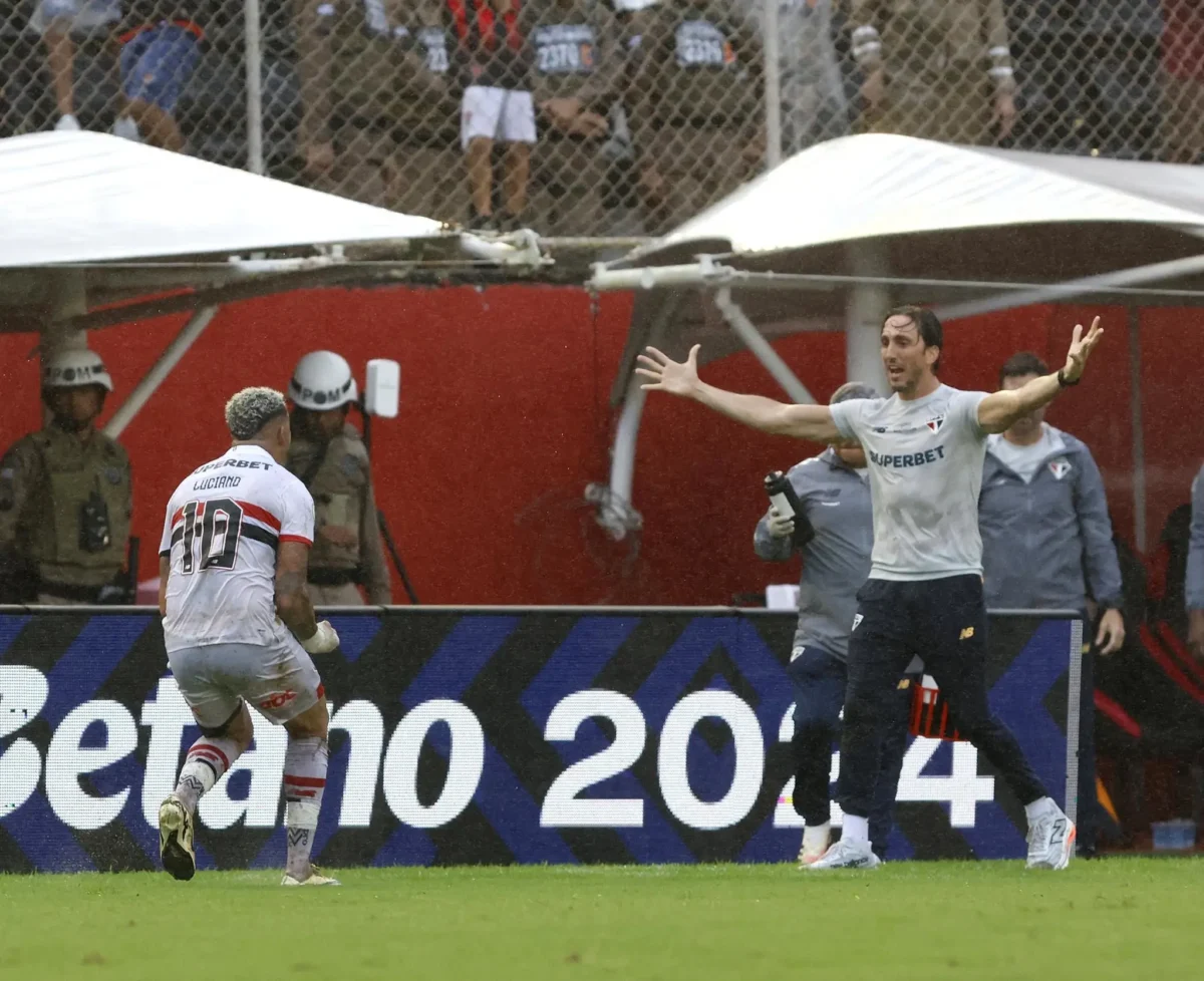 Zubeldía justifica ausência de James no São Paulo: "Outros jogadores precisam estar em campo"