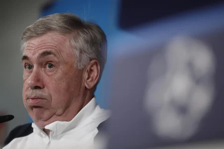 Ancelotti: Real Madrid precisa manter foco e respeito ao Bayern após derrota na ida.