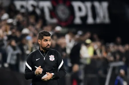 António destaca equilíbrio do Corinthians e elogia torcida: "Experiência incrível"