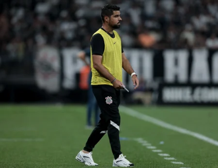 António Oliveira destaca prioridade do Corinthians no Brasileirão e avalia possível mudança de time no Paraguai