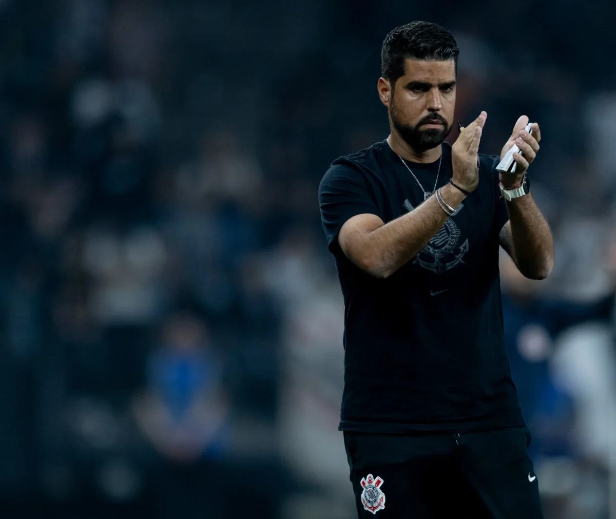 António Oliveira preocupa-se com possível saída de Wesley do Corinthians e pede reforços para o time