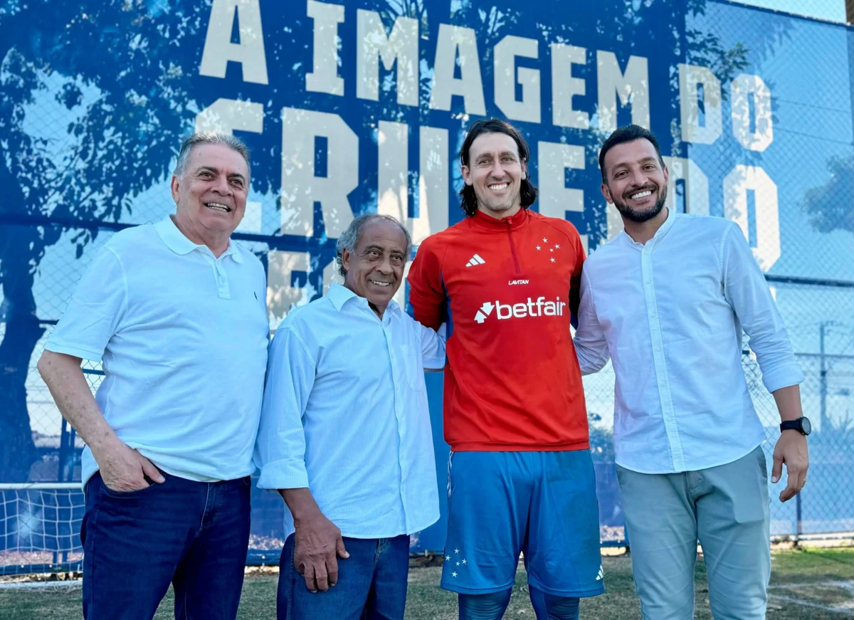 Cruzeiro realiza treino com presença de ídolo e sócios; Dinenno sente desconforto e terá situação avaliada