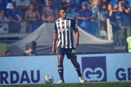 Defesa do Atlético-MG: Milito perde peça chave e busca alternativas para escalação de zagueiro titular.