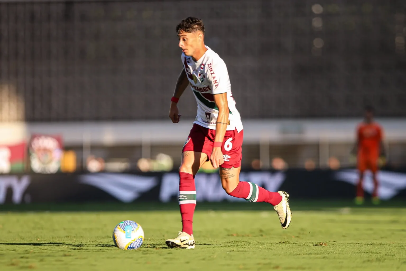 Diogo Barbosa do Fluminense sai em defesa de Diniz: 'Quando as coisas não acontecem, toda responsabilidade cai sobre ele'