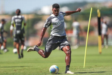 Escalação do Atlético-MG: zagueiro retorna e equipe viaja para enfrentar o Fluminense