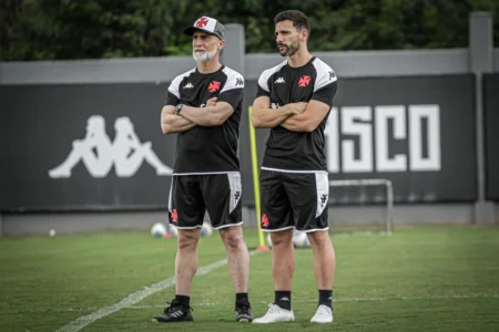 Escalação do Vasco: Álvaro Pacheco ainda não definiu o time que vai enfrentar o Flamengo