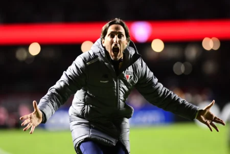 Festa de Zubeldía: Reação emocionante do técnico do São Paulo com o golaço de Luciano no Morumbi