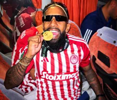 Festa do título do Olympiacos: Rodinei comanda como campeão na Europa