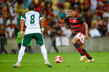 Flamengo renova com Igor Jesus até 2027 em novo contrato.