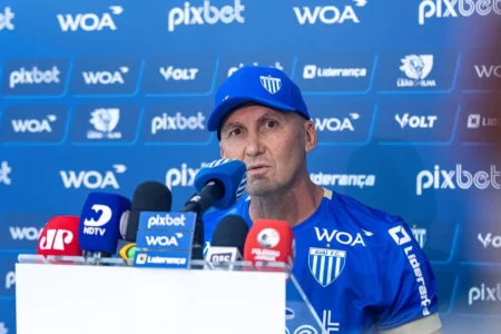 Gilmar Dal Pozzo comemora o quarto triunfo consecutivo do Avaí e aborda atraso nos pagamentos aos jogadores.