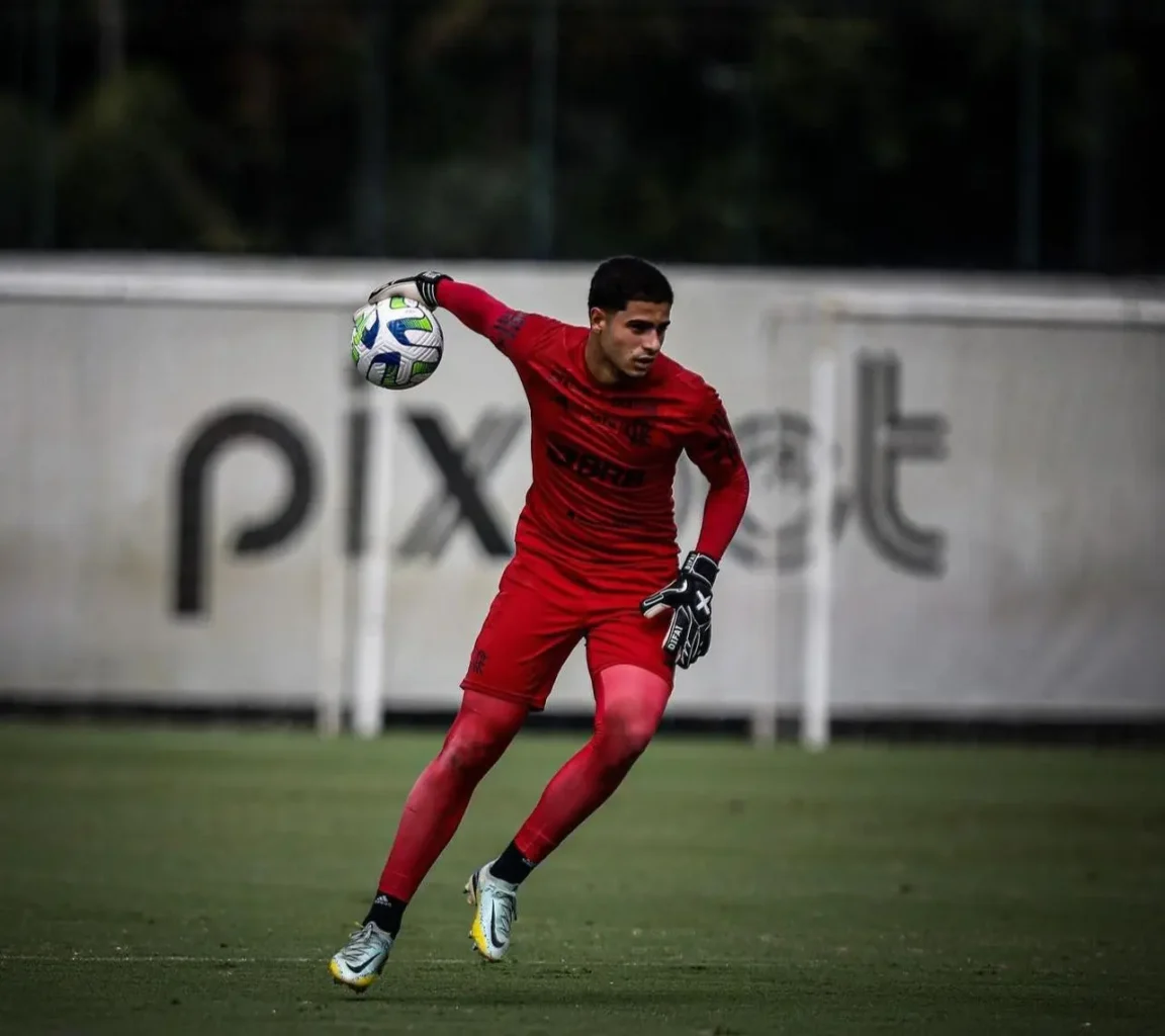 Goleiro da base que superou câncer está pronto para retornar aos gramados no Flamengo