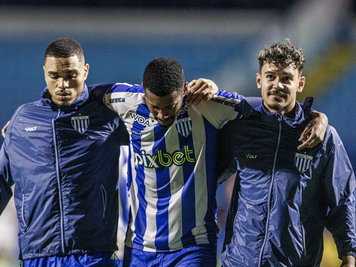 Lesão no joelho tira Gustavo Vilar do Avaí por aproximadamente um mês