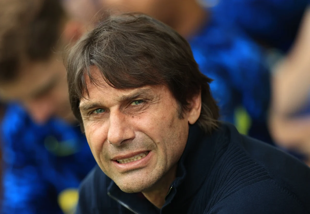 Napoli fecha com Antonio Conte para a temporada seguinte