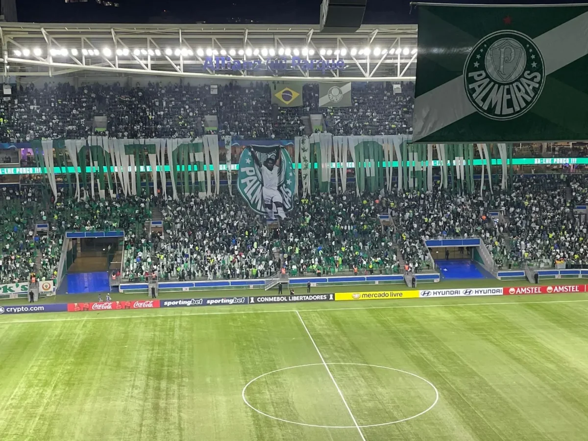 Palmeiras presta homenagem à torcida em despedida, Endrick observa do campo