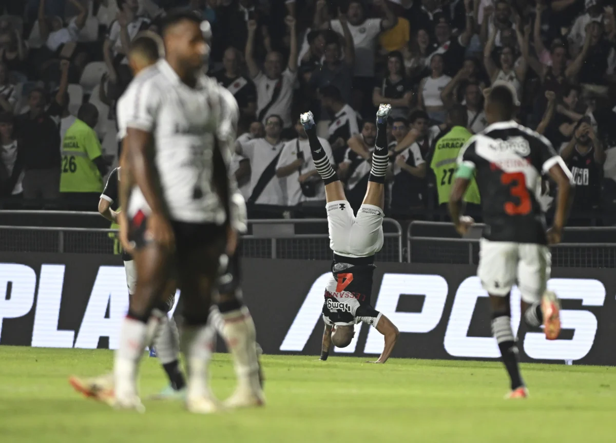 PC Oliveira observa pênalti não assinalado a favor do Vasco e expulsão correta no jogo contra o Vitória